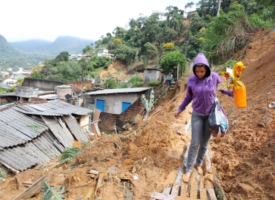 <b>CHUVA NO MORRO:</b> Moradora caminha sobre os escombros de casa soterrada em Terespolis, na regio serrana do Rio
