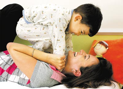 Larissa Nozawa modifica agenda de trabalho para passar as manhs com seu filho Diego, 3