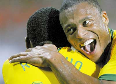6X1: Robinho comemora com Jlio Baptista o terceiro gol contra o Chile, na maior goleada da Copa Amrica