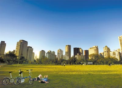 Mulheres descansam no parque do Povo, no Itaim Bibi; o projeto do novo Plano Diretor de São Paulo prevê a ampliação das áreas verdes