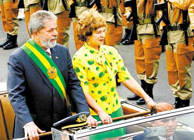 O presidente Luiz Incio Lula da Silva e sua mulher, Marisa, durante o desfile do Sete de Setembro em Braslia, para 30 mil pessoas