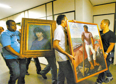 Funcionários do Deic conduzem telas de Picasso (à esq.) e Portinari, furtadas do Masp em dezembro e encontradas pela polícia