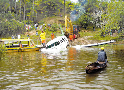 Homens trabalham para retirar o avio Bandeirante que caiu no rio Manacapuru, a 85 km de Manaus (AM), com 28 pessoas a bordo