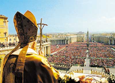 O papa Bento 16 no balco central da baslica de So Pedro, no Vaticano, de onde leu sua mensagem de Pscoa