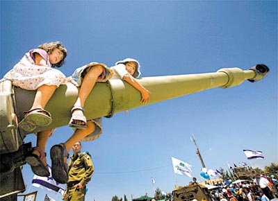 Crianas brincam em canho durante exposio militar em comemorao dos 60 anos de Israel