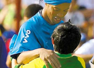 O garoto turco Gellal Gabraz invade treino para abraar Ronaldinho