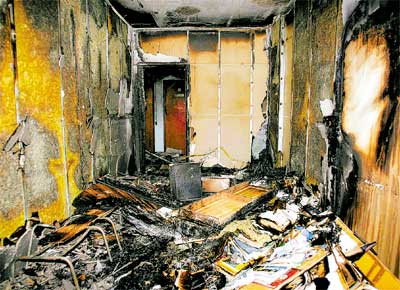 Prdio da Cmara Municipal de Sumar (SP); incndio causado por coquetel molotov atirado de madrugada atingiu oito gabinetes