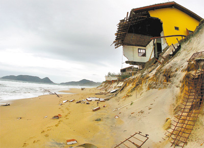 <b>MAR ADENTRO</b> Praia da Armao, em Florianpolis, est sendo tomada pelo mar; obra para evitar destruio  criticada por especialistas