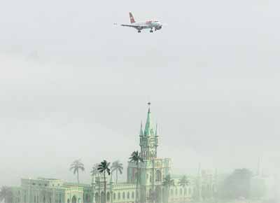 Avio sobrevoa a ilha Fiscal, no Rio; o aeroporto Santos Dumont ficou uma hora fechado devido  neblina