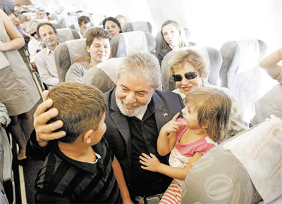 Lula e a mulher, Marisa, em seu 1 voo comercial para Braslia no papel de ex; tietado, posou para fotos, falou com crianas e comentou futebol