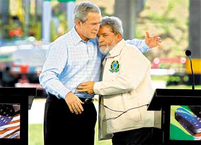 O presidente Lula e seu colega norte-americano, George W. Bush, se abraam aps discursarem em unidade da Transpetro