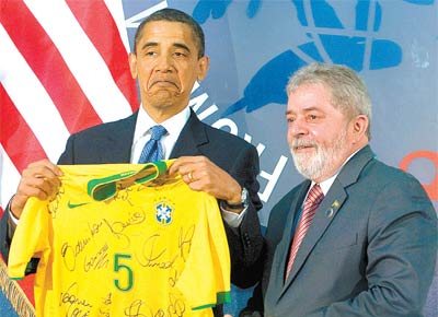 <b>QUEIMA DE ESTOQUE:</b> Em reunio na Itlia, Lula entrega a Barack Obama camisa usada pela seleo at 2007 e assinada por atletas