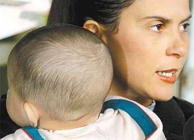 No Paran, Silvia de Oliveira, mulher do pai de Eliza, leva no colo o beb da moa desaparecida
