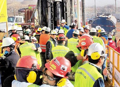 Equipe que atua no resgate dos mineiros do Chile comemora o final da perfurao do duto