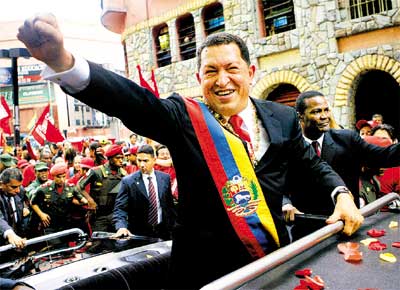 O presidente venezuelano desfila em carro aberto em Caracas