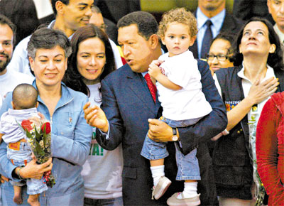 Consuelo Gonzlez, com beb neto de Hugo Chvez, o presidente, com o neto dela, e Clara Rojas, com a mo no peito, em Caracas