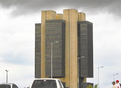 Sede do Banco Central, em Braslia, sob nuvens negras;<br>hoje o BC decide sobre corte nos juros