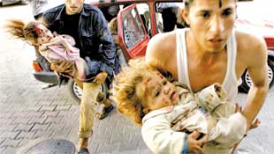 Palestinos socorrem crianças feridas em ataque de Israel no norte da faixa de Gaza que matou outra menina ontem