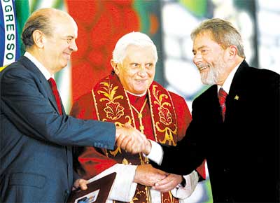O governador Serra e o presidente Lula se cumprimentam diante de Bento 16 no encontro com o papa no Palcio dos Bandeirantes