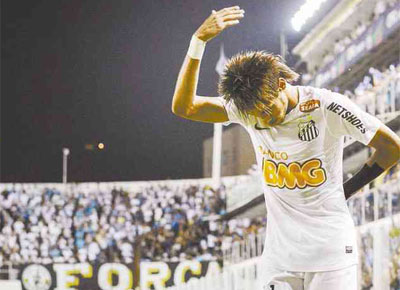 Neymar reverencia torcida ao comemorar um de seus dois gols