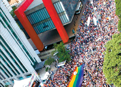 <b>270 MIIL NA PARADA: </b>Vista aérea do público da 16ª Parada do Orgulho GLBT de São Paulo na avenida Paulista