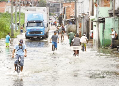 Rua do Jardim Pantanal, regio da zona leste de SP que, dois dias depois das fortes chuvas na cidade, ainda sofre com enchentes