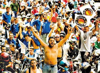 Motoboys protestam contra<XB> <BF>novas regras para a categoria e deixam o trnsito lento na avenida Paulista, em So Paulo