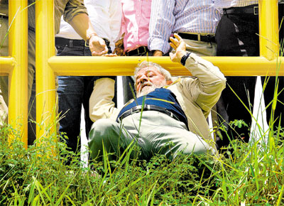 Lula passa por baixo de uma cerca durante visita a Dianpolis (TO) para a inaugurao de uma barragem