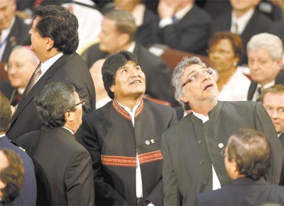 Os presidentes Evo Morales, da Bolvia, e Fernando Lugo, do Paraguai ( direita), logo depois do tremor durante a posse de Piera