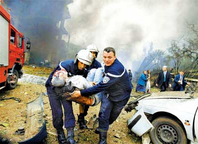 Bombeiros carregam vtima de carro-bomba perto da sede do governo argelino