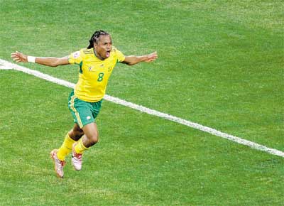 O sul-africano Tshabalala comemora o primeiro gol da Copa
