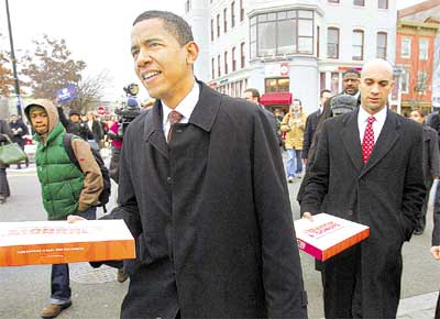 O democrata Barack Obama e o prefeito de Washington, Adrian Fenty (dir.), compram donuts durante campanha na capital dos EUA