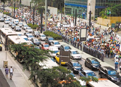 Avenida Paulista durante passeata de professores da rede<br>estadual reunindo, segundo a PM, at 12 mil pessoas