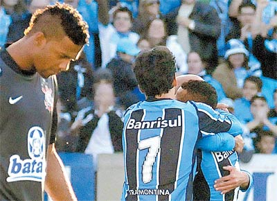 Felipe, do Corinthians passa por gremistas<br> que festejam o 1 gol na vitria de 3 a 0
