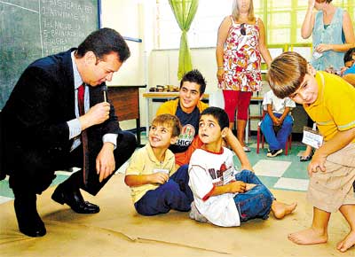 O prefeito de So Paulo, Gilberto Kassab, brinca durante inaugurao de escola da zona leste
