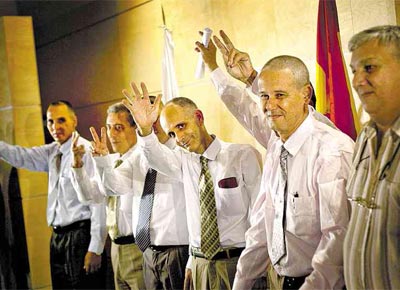 <b>ACENOS NO EXLIO:</b> Os sete dissidentes libertados aps acordo do governo cubano com a igreja sadam jornalistas