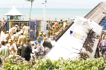 Destroos do avio da empresa Noar, que ia de Recife para Mossor (RN) e caiu no bairro de Boa Viagem logo aps decolar