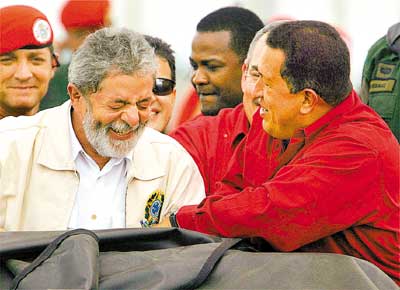 Lula ao lado de Hugo Chvez durante a inaugurao de ponte sobre o rio Orinoco, na Venezuela