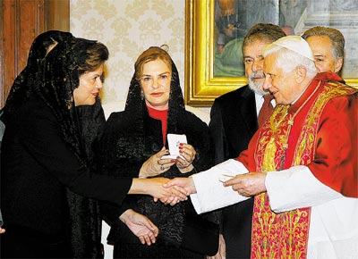 Dilma Rousseff cumprimenta o papa Bento 16 no Vaticano diante da primeira-dama Marisa e do presidente Luiz Incio Lula da Silva