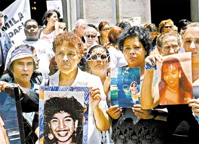Familiares com fotos de vtimas da violncia em passeata no Rio, aps missa pela morte do menino Joo Hlio na igreja da Candelria