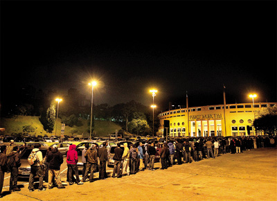 <b>AMOR ALVINEGRO: </b>Torcedores fazem fila na madrugada de ontem no Pacaembu para comprar os ltimos ingressos para o 2 jogo da final da Libertadores, no dia 22