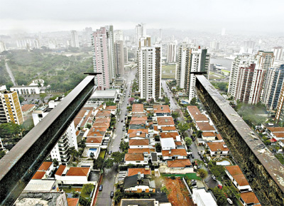 Vista de prédio em obras no Tatuapé (SP); sem revisão do Plano Diretor, bairro já está saturado, afirmam os especialistas
