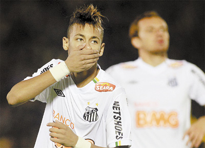 Neymar lamenta chance perdida no Uruguai