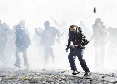 <B>FRIA ROMANA</b>: Manifestantes atiram pedras na capital italiana, em protesto contra banqueiros inspirado pelo movimento 'ocupe Wall Street'