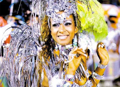 Cristiane Cuozzo, rainha da bateria da escola Imperador do Ipiranga, a primeira a desfilar em SP