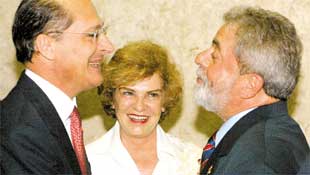<b>INIMIGOS CORDIAIS</B> Geraldo Alckmin e Lula se cumprimentam diante da primeira-dama Marisa em posse no STF