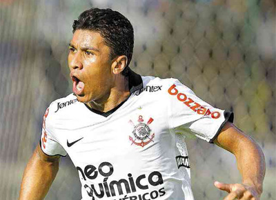 Paulinho celebra o gol que deu a vitria<br>ao Corinthians sobre o Cruzeiro por 1 a 0