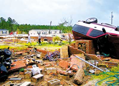 Estragos provocados por um forte tornado em Riegelwood, na Carolina do Norte (sudeste dos EUA)