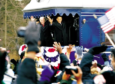 O presidente eleito Barack Obama e seu vice Joe Biden passam por Edgewood (Maryland), na viagem de trem da Filadlfia a Washington
