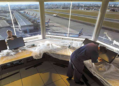 Tcnicos da Aeronutica instalam equipamentos na nova torre de controle do aeroporto de Congonhas, na zona sul da cidade